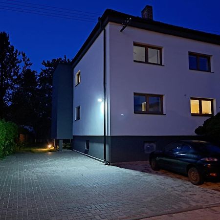 Vila Vekose - Apartman S Terasou A Zahradou Hradec Kralove Luaran gambar