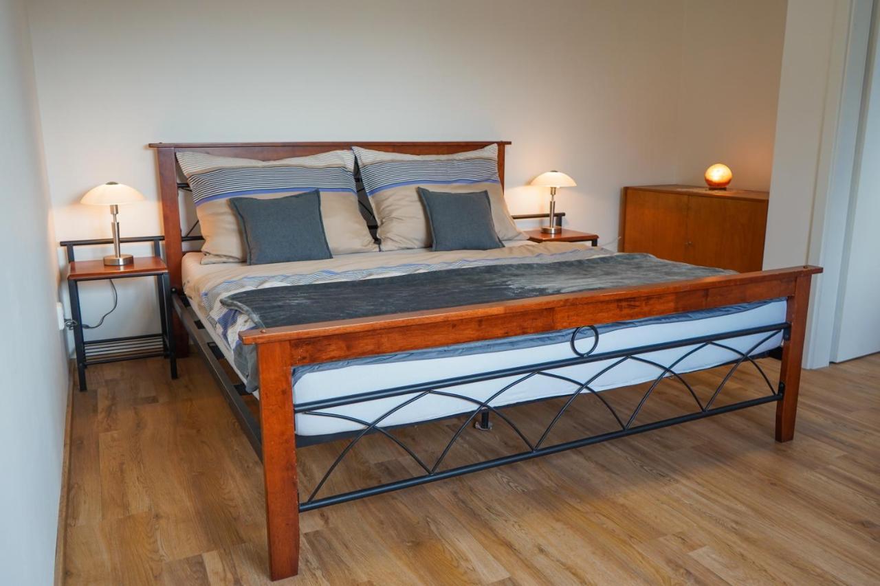Vila Vekose - Apartman S Terasou A Zahradou Hradec Kralove Luaran gambar