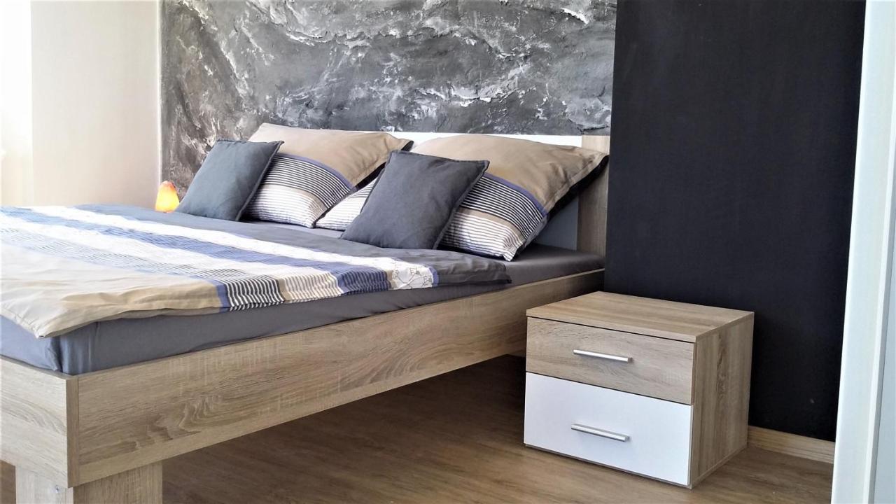 Vila Vekose - Apartman S Terasou A Zahradou Hradec Kralove Luaran gambar