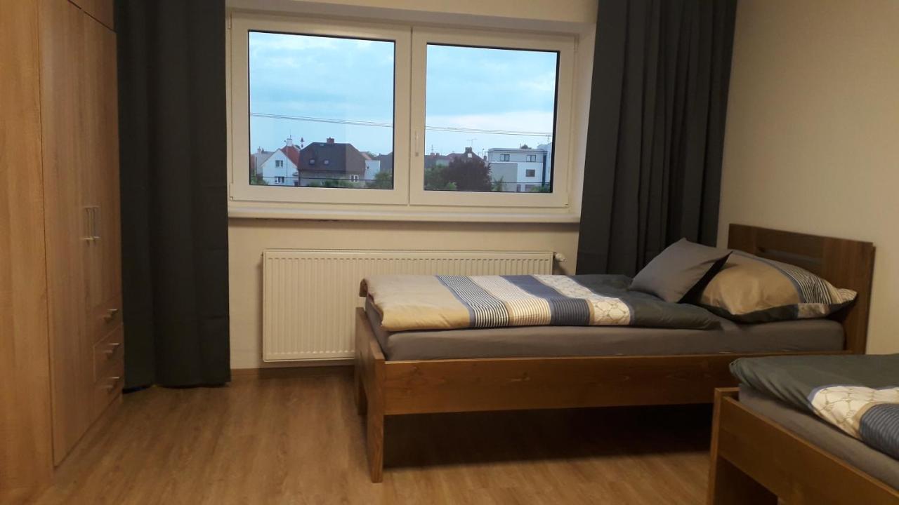 Vila Vekose - Apartman S Terasou A Zahradou Hradec Kralove Luaran gambar