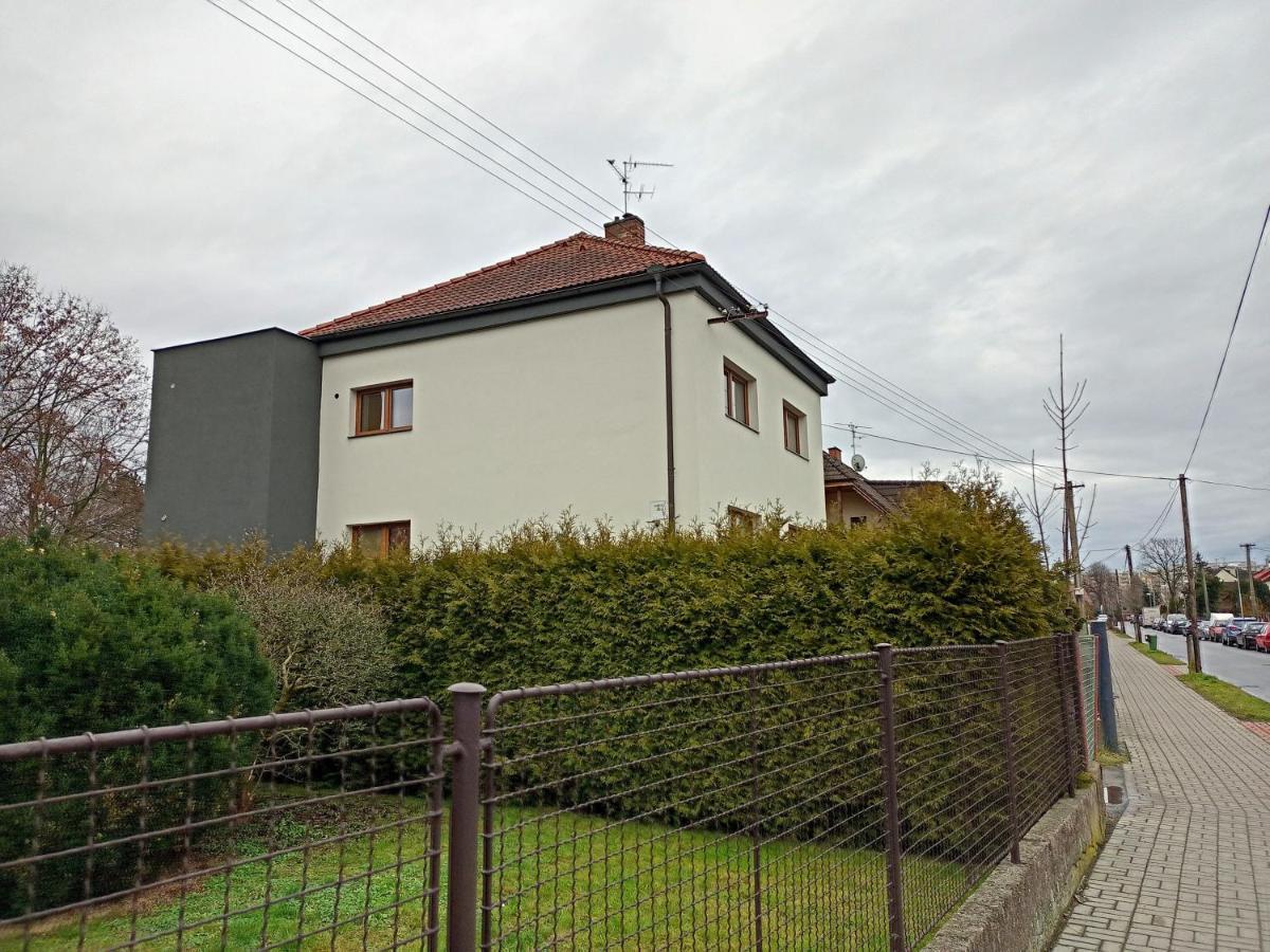 Vila Vekose - Apartman S Terasou A Zahradou Hradec Kralove Luaran gambar