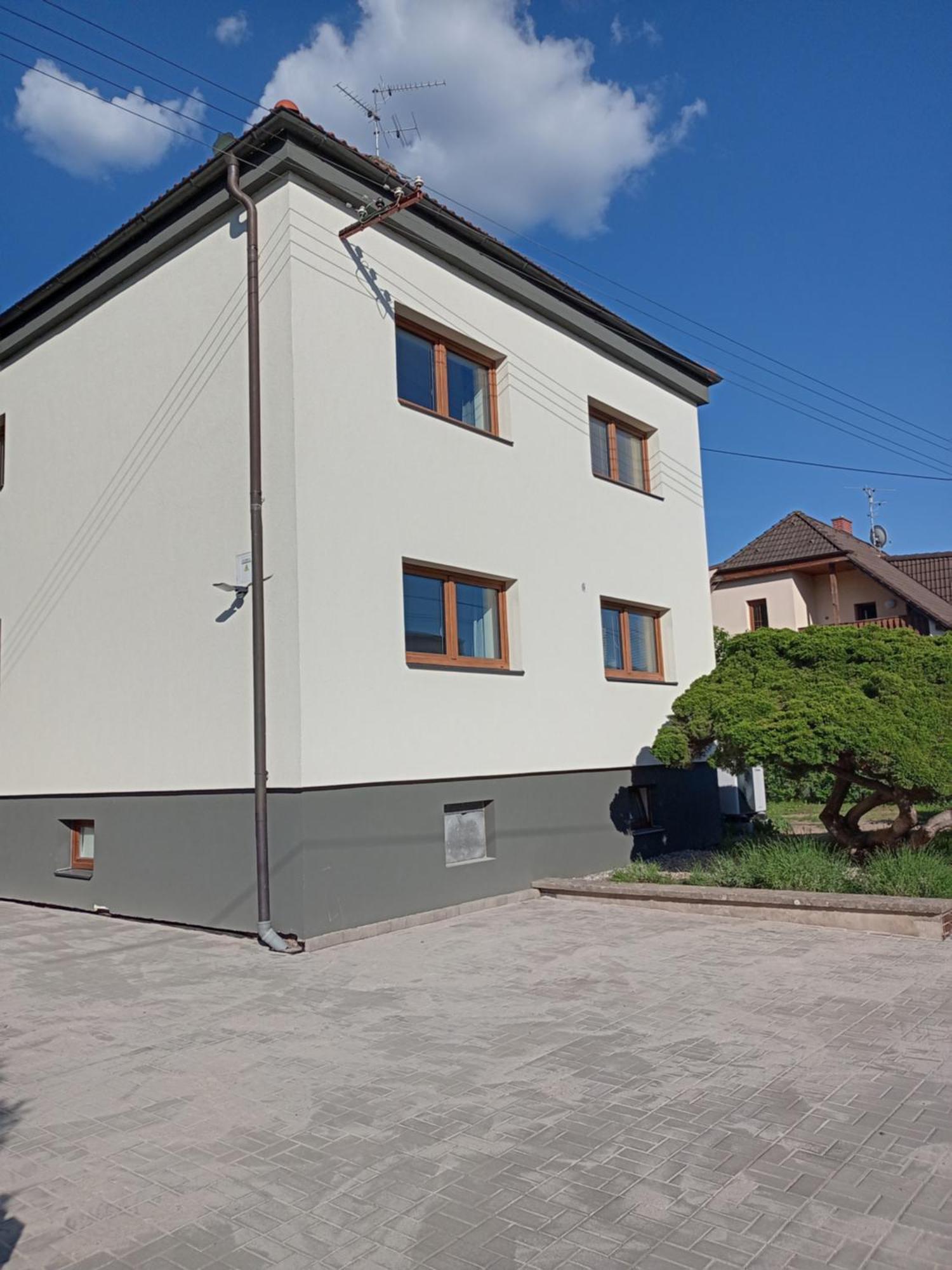 Vila Vekose - Apartman S Terasou A Zahradou Hradec Kralove Luaran gambar