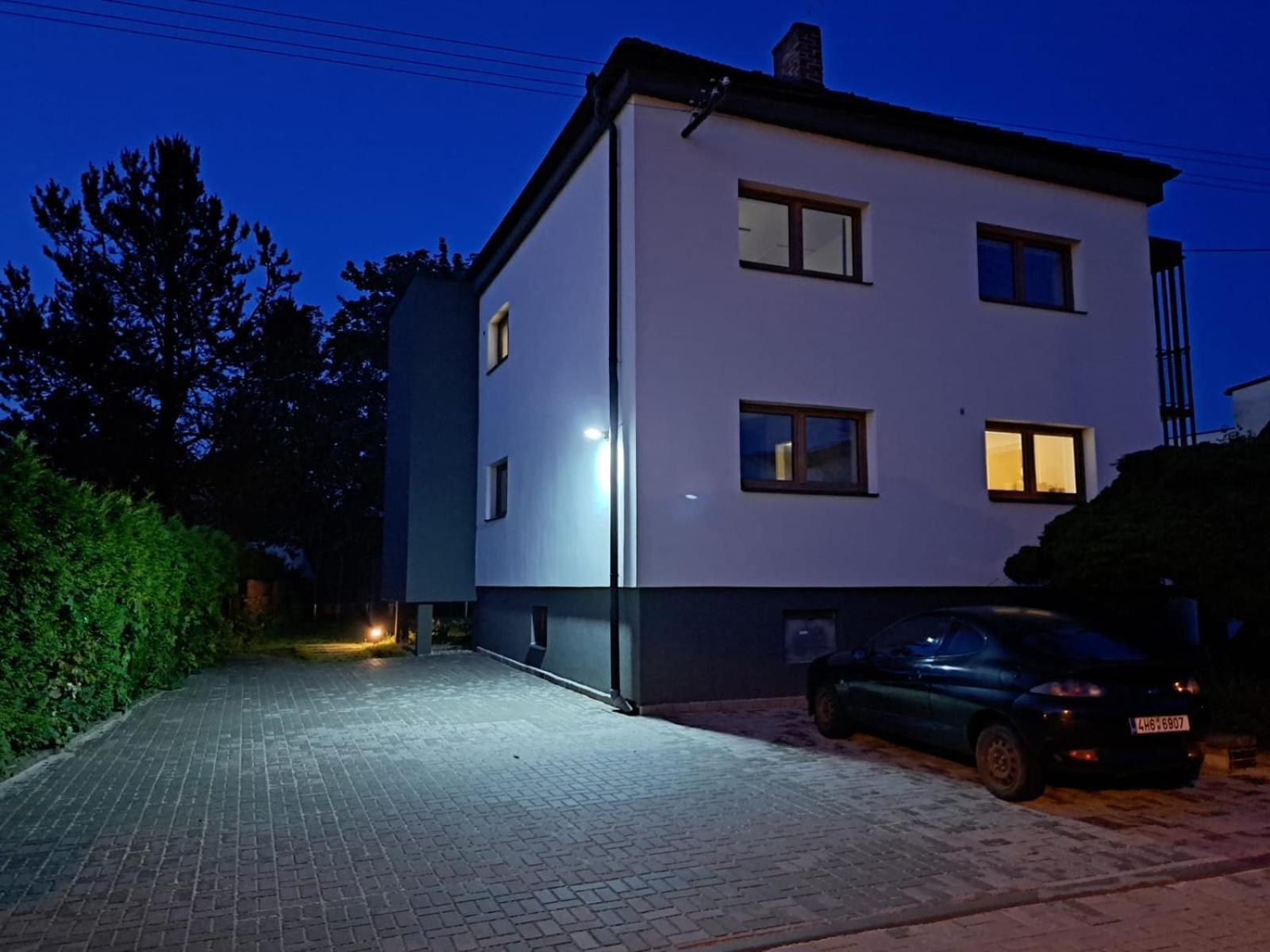 Vila Vekose - Apartman S Terasou A Zahradou Hradec Kralove Luaran gambar