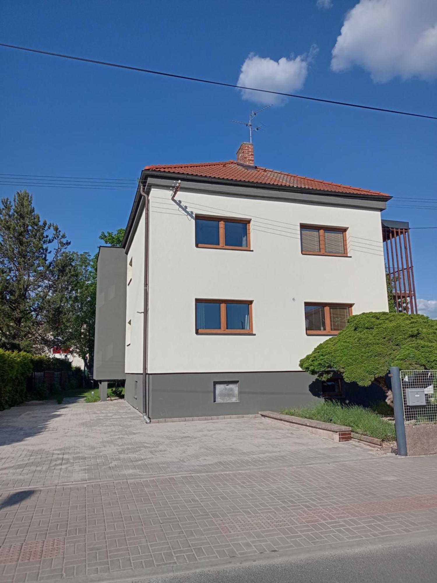 Vila Vekose - Apartman S Terasou A Zahradou Hradec Kralove Luaran gambar