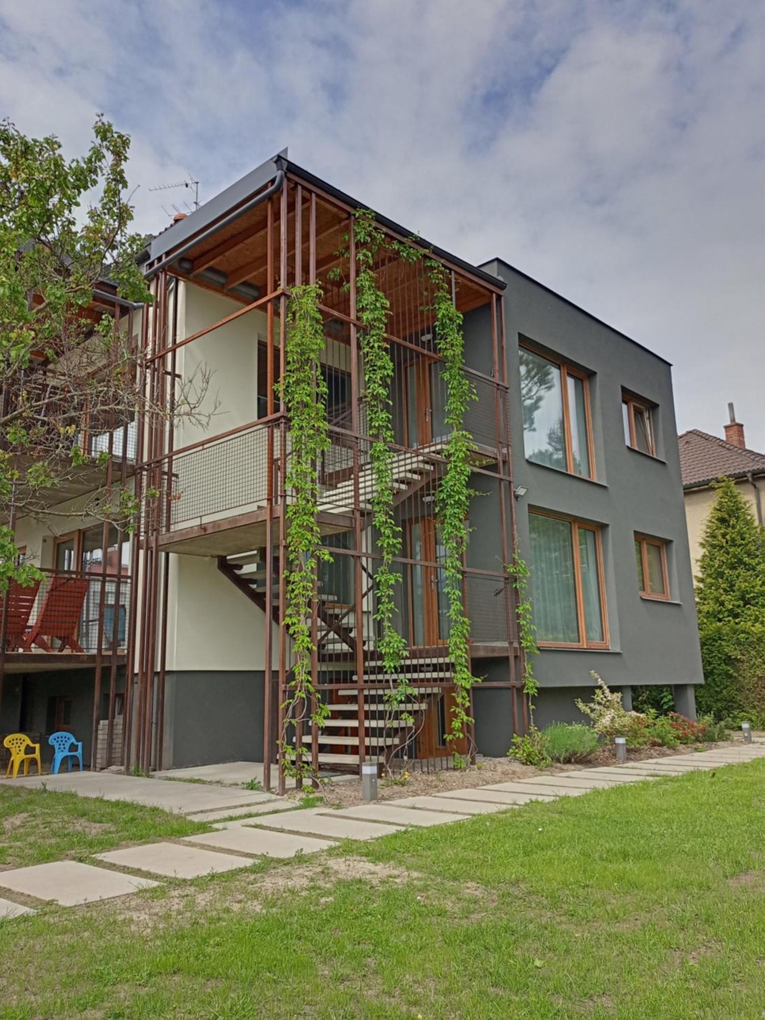 Vila Vekose - Apartman S Terasou A Zahradou Hradec Kralove Luaran gambar